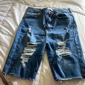 Denim. Bermuda shorts. High stretch. Distressed hem